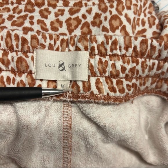 Lou & Grey from LOFT Leopard Print Shorts, Size Medium, White, Orange-Brown - Picture 4 of 5